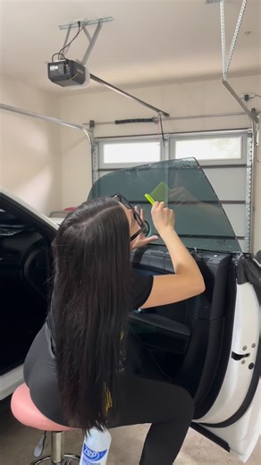 How to do window tint ? shaving using plotter cuts. Cómo polarizar con cortes echos a máquina ⚡️ #windowtint #plottercuts #polaeizado #comopolarizar #vipyesenia | Yesenia Haro