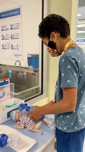 Kidzania es una mini ciudad en Frisco para que los niños aprendan sobre el mundo laboral KidZania Visit Frisco, TX | Mama Contemporanea