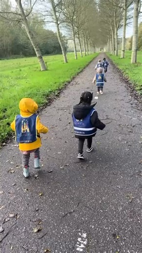 Lekker stampen in de plassen tijdens onze boswandeling!  De kinderen hebben genoten van de regen en de prachtige herfstkleuren. #herfst #boswandeling #regenpret #natuur #kinderen | Kinderpaleis Poort | Facebook