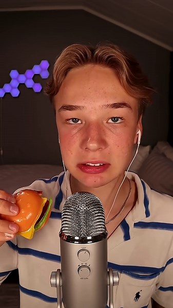 Real vs fake burger🍔 #asmr #realvsfake #asmrsounds #asmrvideo #asmrcommunity #asmreating #asmrfood