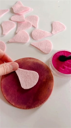 #handmadeflowers #crafttutorial #feltflowers #feltflowertutorial #flowermakingtutorial #welcometoarttok #diycraft #arttok