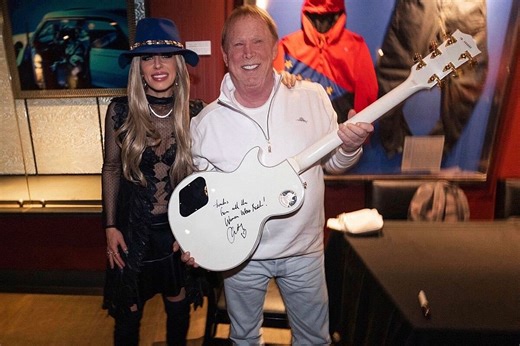 Who was the mystery blonde sitting next to Las Vegas Raiders owner Mark Davis?