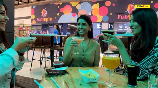 Gravity Max : le one-stop-shop des loisirs à Maurice Gravity Max s’impose comme une référence en matière de loisirs à l’île Maurice. Situé au Tribeca Mall, ce complexe propose une large gamme d’activités pour petits et grands. L’attraction phare ? La piste de karting électrique, accessible dès l’âge de 8 ans. Trois niveaux sont proposés : Junior, Famille et Pro. Chaque session de 8 minutes coûte Rs 450 par personne. Le complexe abrite aussi une salle de jeux d’arcade : avec Rs 350 de crédit, les