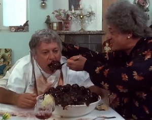 Anno 1981 Cult Movie Fracchia la belva umana Fracchia la belva umana è un film italiano del 1981 diretto da Neri Parenti. Prendendo spunto dal classico Tutta la città ne parla, con Edward G. Robinson, Villaggio interpreta il doppio ruolo del malcapitato impiegatuccio Giandomenico Fracchia e del suo sosia, il sanguinario criminale noto come "la belva umana", ricercato da tutte le polizie. All'innocente Fracchia, eponimo del più celebre ma altrettanto sfortunato Fantozzi, lo scambio di persona e g