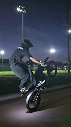 Reverse wheelies 😳 #surron #wheelies #ryder #stunts