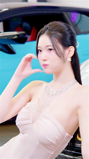 Motor Show Model Vibes