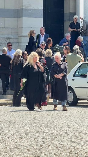🕊️🖤 Isabelle Nanty aux obsèques de Guesch Patti au Père-Lachaise Isabelle Nanty était présente au cimetière du Père-Lachaise à Paris pour les obsèques de Guesch Patti, venues rendre un dernier hommage à la chanteuse et comédienne disparue. Dans une atmosphère empreinte d’émotion et de recueillement, proches et amis se sont réunis pour saluer une dernière fois l’interprète du célèbre titre Étienne. #Closer #Bestimage #IsabelleNanty #GueschPatti #Hommage 🕊️🖤📸