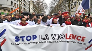 Gilets jaunes : les Foulards rouges se mobilisent à Paris pour "défendre la démocratie"