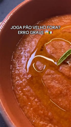 Sharon Sburlino | Gringa no Brasil on Instagram: "🍅 RECEITA RÁPIDA – PAPPA AL POMODORO (para legenda ou comentários) 300 g de pão italiano velho 500 g de tomate maduro ou molho de tomate caseiro 2 dentes de alho Azeite extravirgem de oliva Sal a gosto Manjericão fresco 👉 Refogue o alho no azeite 👉 Junte o tomate e cozinhe alguns minutos 👉 Acrescente o pão rasgado 👉 Mexa até virar um creme rústico 👉 Finalize com azeite e manjericão #pappaalpomodoro #tomate #pomodoro #italia #brasil"