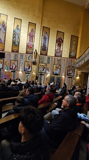 NAȘTEREA DOMNULUI NOSTRU ISUS CRISTOS De ce s-a întrupat Isus Cristos? De ce a venit Dumnezeu să ne mântuiască în acest fel? Fiul lui Dumnezeu a venit și s-a întrupat pentru ca noi să devenim părtași de natura Sa divină. Dumnezeu a devenit om pentru ca omul să poată deveni ca Dumnezeu. Gândește-te la aceasta! Avem un Dumnezeu care ne iubește atât de mult încât dorește să ne dea viața Sa divină, pe care noi o numim harul divin. | Biserica Sfântul Francisc de Assisi