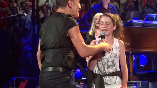 Bruce Springsteen’s Heartfelt Moment with Young Fan at Paris Bercy Concert