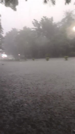 WATCH: Continuous heavy rains have caused knee-deep flooding in Quezon City Circle as of 2:47 p.m. on Saturday, August 30. | 🎥: Mark Anothy Cabale via Karen Ng, INQUIRER.net See the list of flooded roads here: https://inqnews.net/y2HYbW | INQUIRER.net