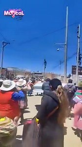 🟡𝙏𝙍𝘼𝙉𝙎𝙇𝘼𝘿𝘼𝙉 𝙁𝙀𝙍𝙀𝙏𝙍𝙊𝙎 𝘿𝙀 𝙇𝙊𝙎 𝘼𝙍𝙏𝙄𝙎𝙏𝘼𝙎 𝙀𝙉 𝘼𝘾𝘾𝙄𝘿𝙀𝙉𝙏𝙀 𝘿𝙀 𝙈𝙊𝙌𝙐𝙀𝙂𝙐𝘼🟣 Hoy fueron trasladados los cinco féretros de los artistas bolivianos, entre ellos la recordada 𝙈𝙐𝙉̃𝙀𝙌𝙐𝙄𝙏𝘼 𝙁𝙇𝙊𝙍 𝘿𝙀 𝘽𝙊𝙇𝙄𝙑𝙄𝘼, quienes perdieron la vida en el trágico accidente ocurrido en Moquegua, Perú. Entre lágrimas y profundo dolor, familiares y amigos acompañaron el cruce de la frontera en triciclos. 💛Realidad Musical💜 | Realidad Musical