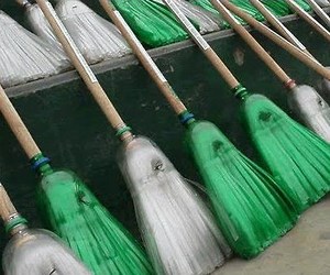 How to Make a Broom From Plastic Bottles