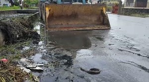 Snake dredged up with sludge in box drain along Munroe Road in Warrenville. Residents complain regional corporation took too long to clear drain. | CCN TV6: Trinidad and Tobago