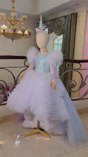Entre tul, destellos y un toque de fantasía, así nace nuestro Luxury Unicorn🩵 Inspirado en la magia de los unicornios, con una falda de tul plisado corta al frente y una cola larga que se despliega con elegancia💫 El talle, en tonos tornasol, está bordado a mano con cristales Swarovski y estrellas plateadas, y una cola desmontable en tonos pastel añade ese toque de color y encanto que lo hace único🌈 mientras la diadema con cuerno, plumas y cristales se convierte en el detalle más mágico del di
