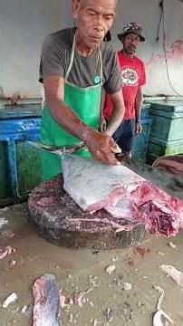 Uncle Fredy's skillful technique of filleting big tuna #fish #fypシ゚viral #talon #tuna_fish_cutting
