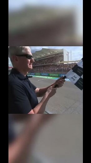 Tim Cook does the WORST checkered flag waving in the history of #formulaone #apple #f1