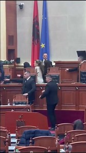 Momenti kur Flamur Noka përplaset me Gardën në Kuvend