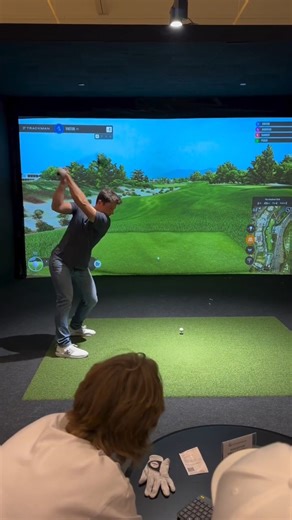 Do like Viktor Hovland and play Trackman sim golf over the holidays to stay sharp 🎯🟧 (🎥 @ golfhandelen / Instagram) | Trackman