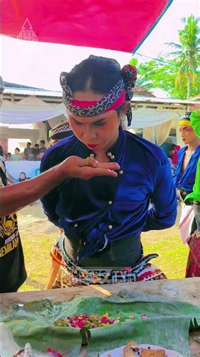 Makan Bunga kesurupan jaranan kuda lumping ebeg | Indonesian Javanese Traditional Dance