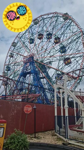 Would you ride the moving cars on this crazy ferris wheel?? #positivity #ride #pretpark #thrillsandfood #themeparkenthusiasts #themepark #amusementpark #achterbahn #travel #motivation #denoswonderwheel #wonderwheel #mickeysfunwheel #lunapark #coneyisland #coneyislandbeach #manhattanbeach #brightonbeach #newyork #fairgroundrides #ferriswheel #fun #viral #trending #summer #sundayfunday #fyp #scary #engineering #enthusiast | Thrills and Food