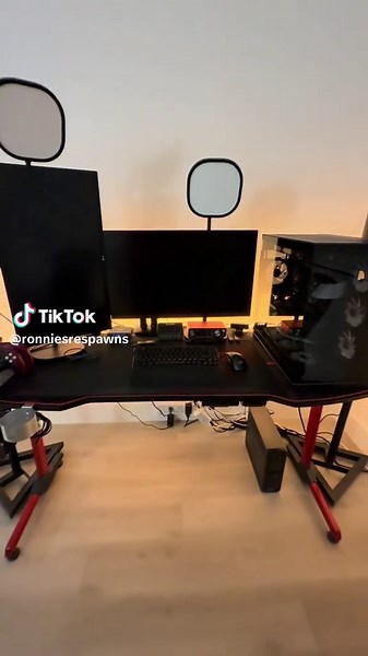 I’m feeling a bit festive. Christmas is my favorite time of year, and setting up PC desktop with Christmas themes and colors really helps. 🎄🎅🏻🎁 ##christmas##pcgaming##pcsetup##pcbuild##holidays