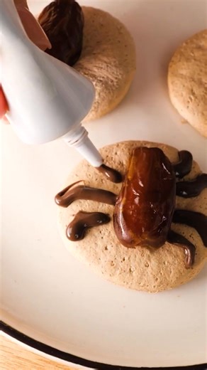 ¿Dulces golosinas o insectos aterradores? 🍫🪲 ¡Impactante truco con galletas! | Bella y Genial