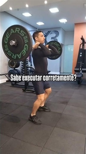 O Power Clean suspenso com barra é um exercício utilizado para desenvolver potência