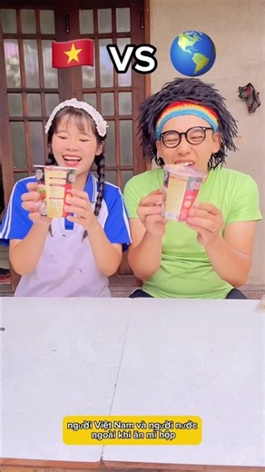 Foreigners vs. Vietnamese eating instant noodles 🇻🇳 🌎 #shorts
