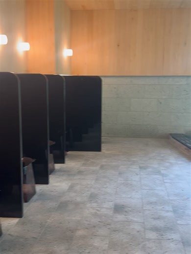 渋谷区【公式】 on Instagram: "【渋谷区民の癒し！二の平渋谷荘がリニューアルオープンしたワン✨】 「二の平渋谷荘」は、代表者が区内在住・在勤・在学の人が利用できる区民保養施設で、箱根の豊かな自然と温泉を堪能できる癒しの空間なんだワン🐕 お風呂は天然温泉になっていて、露天風呂や貸切風呂、サウナや水風呂もあるんだって🌿 静かな空間の中で、ゆったりとお湯に浸かりながら、日々の疲れを忘れられるのが最高だったよ～😊 お部屋はシンプルでありながら温かみのある空間になっていて、箱根の美しい自然を感じながら、ゆっくりとした時間の流れを楽しめる空間になっているよ✨ 開放的なロビーやデッキテラス、カラオケルーム、麻雀卓などがあって、とっても幸せな空間だったな～🎤 箱根の大自然を感じられるおいしいお食事が用意されてるんだ！ みんなも新しくなった「二の平渋谷荘」にぜひ遊びに行ってみてね〜💕 暑さを避ける、こまめに水分・塩分を補給するなど、場所に応じて適切な対策を行いましょう。 ＜ Info ＞ 二の平渋谷荘 【所在地】 神奈川県足柄下郡箱根町二ノ平1204番地 【アクセス】 箱根登山鉄