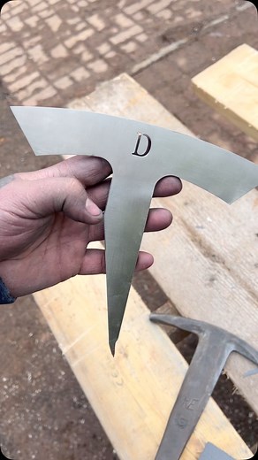 Using the @darkinbad_tools_ltd nano anvil to do these inverted cuts, perfect size for the ornamental cuts, a great addition the kit, thanks Russ @heritageroofing.s.w, treat your self head over to darkinbad tools to pick one up, you won’t be disappointed #slater #slate #slatecutting #slatewizard🧙‍♂️ | Ryan Edgar Roofing