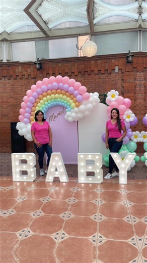 Casi se nos cae la decoración 😅 #happyparty #decoracionesglobos #decoracionfiesta #babyshower #babyshowerideas #decoracionbabyshower #globos #itsagirl #arcoiris