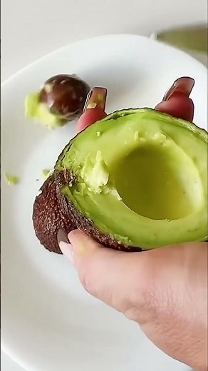 You’ll Never Peel an Avocado the Same Way Again! 🥑🔥 30-Second Trick That Changes Everything