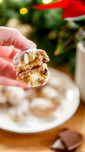 Annuskám on Instagram: "🎄Sütis dobozokat készítettem - mindegyikben benne van az idő, a figyelem és a szeretet. ✨ Szerintem ezek a legjobb ajándékok, amiket mi magunk készítünk. Nem kell túlgondolni, egy doboz süti igazi, minőségi ajándék. 🤍 🍊 Én cserébe gyümölcsöt szoktam kapni, nekem az a legjobb ajándék. (Annuska, 46 éves, mandarin függő) #karácsony #ajándék #afőzésszeretet #szeretet #keksz"