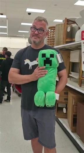 Dont get too close. It will explode. #fyp #gaytiktok #minecraft #gaymer #creeper #onlyattarget #targetfinds #explodes #blowthisup