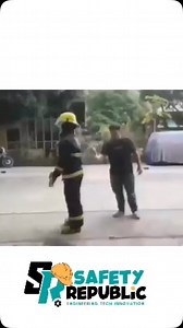 🔥 STOP, DROP & ROLL – Your Lifesaving Move During Clothing Fires! 🔥 In this clip, a firefighter demonstrates the fastest, most effective way to put out clothing fires without panic. 👨‍🚒 Don’t run. Don’t freeze. DO THIS instead: ⚠️ STOP moving immediately ⚠️ DROP to the ground ⚠️ ROLL back and forth to smother the flames 🎯 This basic fire safety technique has saved countless lives. Train your kids, staff, or coworkers—because in fire emergencies, seconds matter! ⸻ ✅ Follow @Safety_Republic f