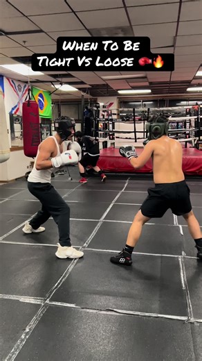 Boxing IQ: Tight vs Loose — timing matters‼️ #boxing #boxingtraining #fighttips #boxingcoach #trenchesboxing