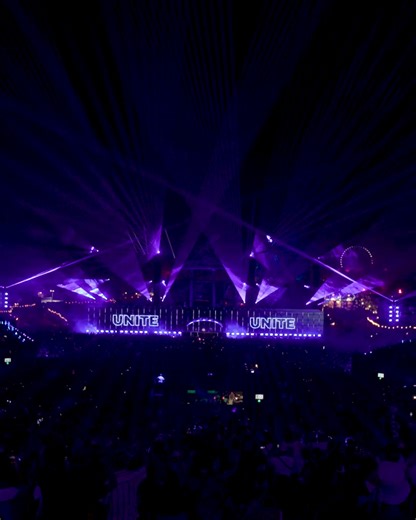 It’s THE festival of the year – Tomorrowland. And 2025, with its motto “Live Today, Love Tomorrow, Unite Forever”, was supposed to be unforgettable. And how it is! Just days before the gates opened, disaster struck: a fire reduced the Main Stage – the very heart of the festival – to ashes. For most, it would have been the end. But Tomorrowland is built on passion, resilience, and the spirit of unity. Crews came together and refused to give up. 🤝 Against the clock, working tirelessly, they achie