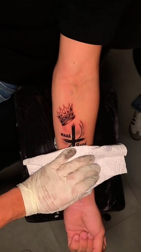 Tatuaje Cruz y Corona: Diseño y Estilos