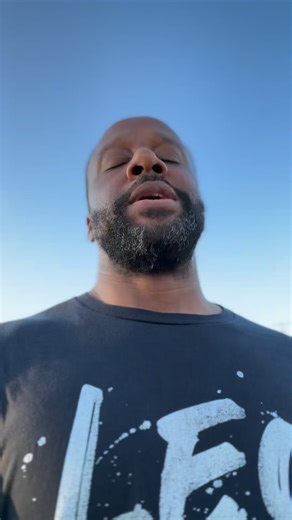 I’m using the treadmill strategically to learn controlled intervals, pacing and to help protect my old man knees 👴🏾😂 But outdoor running is still key. I closed out September with a 5 milr run. A month ago anything over 2 milea felt like death. Progress! #marathontraining #fromthekitchento26.2 | Mr. Foodtastic (Chef J. Jackson)