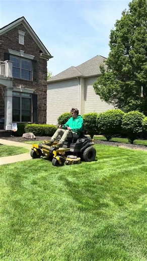 The Hustler Raptor XDX 48” putting in work on this front yard in Strongsville!💪