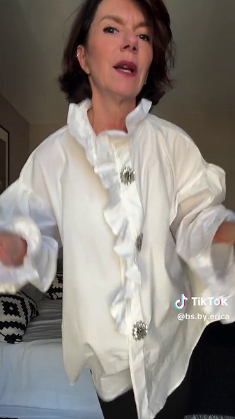 Comment porter la grande chemise blanche. Slim cuir veste oversize et talon pour un look moderne féminin. Sans faire étudiante attardée Chemise Mathilda @melle.d_ Veste @OUWA PARIS 15% de remise code ERICA15 Manchette cuir et sac dans ma boutique en ligne lien « my shopify « dans ma bio #ideedelook #over50 #oversize