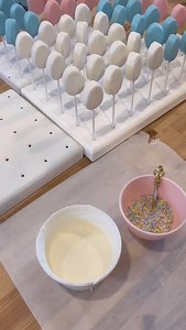 Did you know you can freeze your cakepops?! Freezing cakepops is super helpful, especially if you’re prepping a lot at once! They are good in the freezer for about three months! It’s scary at first… but I promise you will love it when it comes time for those large orders or busy weeks! Supplies used: @daisymakes_innovations large egg popper *code “Rachel10” @stoverandcompany sweet shoppe ultra white melts @the_tulip_legacy sprinkles #cakepops #cakepoptips #freezingcakepops #cakepoptutorial #cake