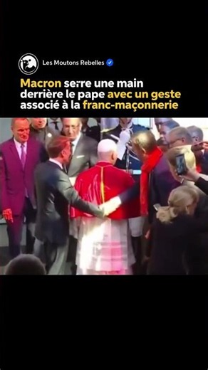 Emmanuel Macron serre une main derrière le pape Léon XIV