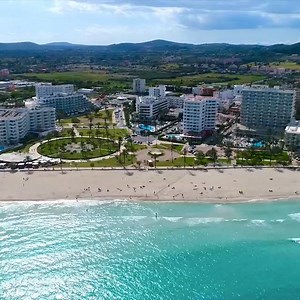 Auszeit am Traumstrand gefällig ❓ Dann seid ihr hier genau richtig 😍☀️💦 Mallorca, allsun Hotel Bahia del Este (4,5 Sterne, 94% Weiterempfehlung) 7 Tage, All Inclusive Flug ab 558€ p.P. 👉 Bestpreis-Garantie: bit.ly/BahiadelEste | HolidayCheck