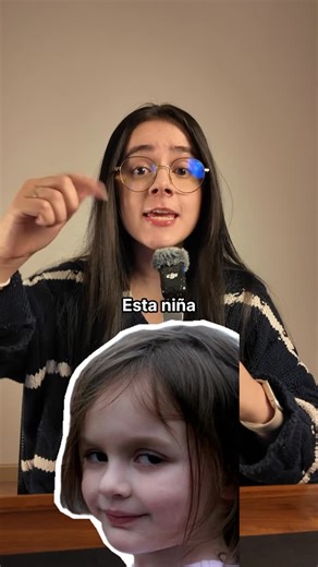 Mariana Barcias on Instagram: "Internet tiene una regla rara: no siempre hace famoso lo importante… a veces hace eterno lo accidental. Una imagen tomada en segundos puede perder su contexto, ganar un significado nuevo y recorrer el mundo sin pedir permiso. Lo curioso no es que se vuelva viral. Es que, años después, todavía pueda cambiarle la vida a la persona que estaba frente a la cámara sin tener idea de lo que venía. En la red, lo pequeño no siempre se queda pequeño. #historias #curiosidades 