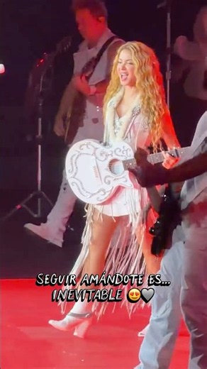 THE CLASSIC! 🎸🤍 La magia de Shakira en INEVITABLE #Shakira #Shorts