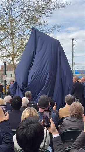 イチローの銅像にまさかのハプニング！除幕式で銅像のバットが折れてしまう...これにはイチローも指を差して大笑いw「まさかここでもマリアノ（リベラ）にバットを折られるとは」とコメント @ArielleOrsuto #マリナーズ #イチロー