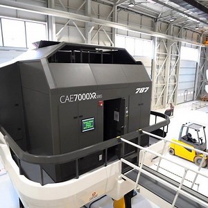 I've visited @turkishairlines Flight Training Center and observed their B787 pilot training inside a full motion B787 simulator. Here are the B787 pilot training scenarios in this video: (full video link: https://youtu.be/IulF2NnBqXM) 1. Engine Fire on takeoff, Fuel Jettison, Go Around with one engine only 2. Cross wind landing with one engine off 3. Rejected takeoff during low visibility 4. Auto land during very low visibility (75m) . . #samchui #samchuiphotos #turkishairlines #B787 #boeing787 